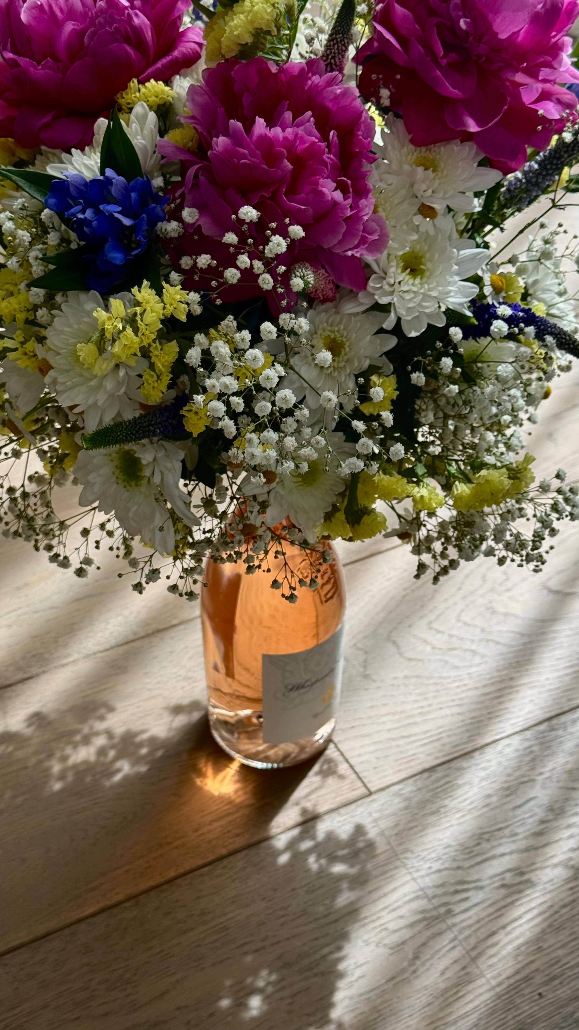 Eine Flasche Lieblingswein, Sekt oder Champagner – kombiniert mit einem selbstgemachten Blumenstrauß 🌸🍾, Ein Geschenk, das nicht nur gut aussieht, sondern auch von Herzen kommt., Dafür einfach:, –