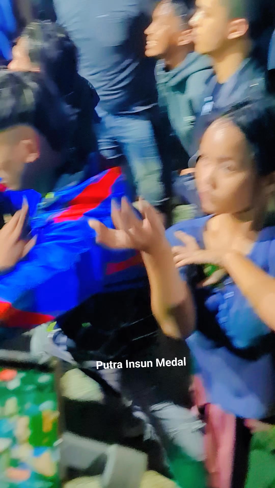 Walalupun berdesakan fira masih bisa keluarkan gerakan #kesurupan # ...