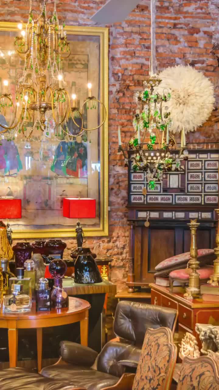 Eric Lewis (@ericthevintagehunter) has been a full- time reseller