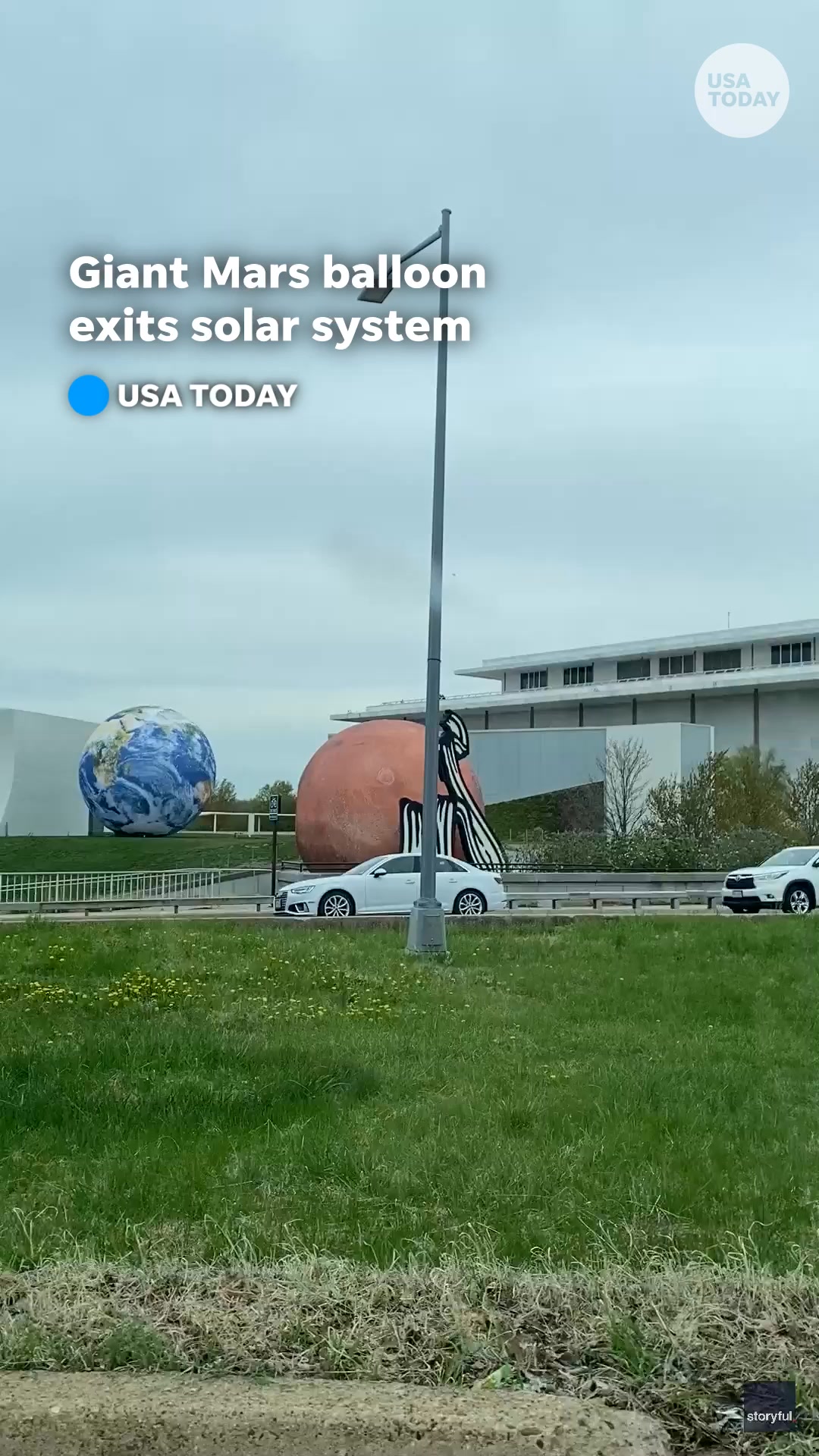 Bye Mars! 👋 A motorist captured video of a giant inflatable planet ...