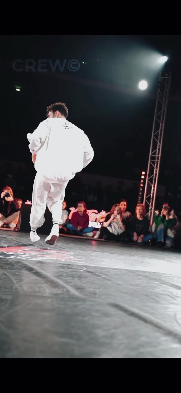 Bboy Hiro10 @bboyhiro10 did the craziest headspin at the breaking