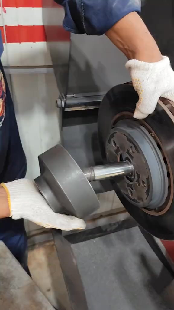 brake rotor resurfacing just 1 minute #howto #mechanic #usacars🇺🇸 ...