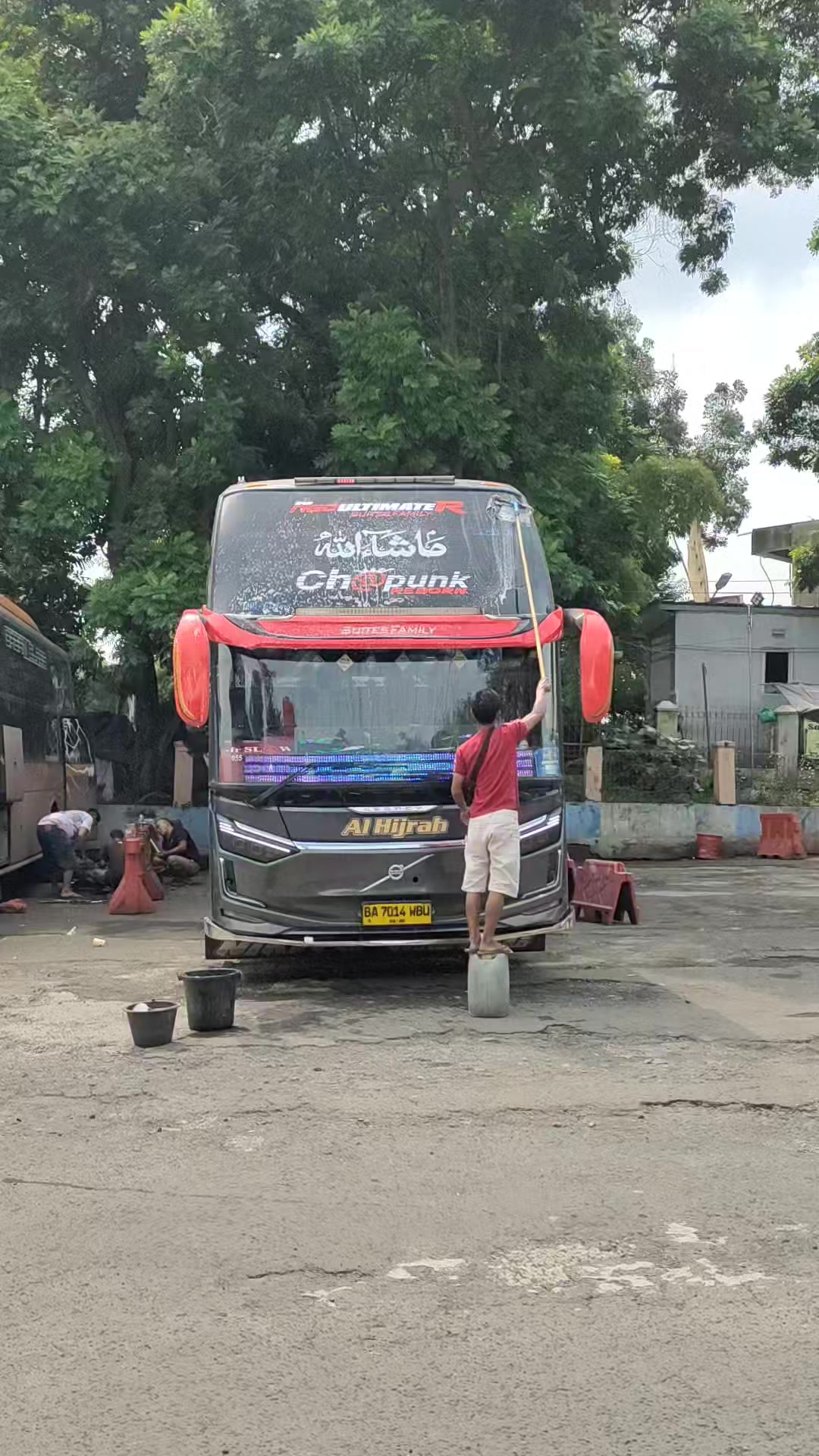 Lebih gampang cuci bus yg double glass atau single glass !? #bus # ...