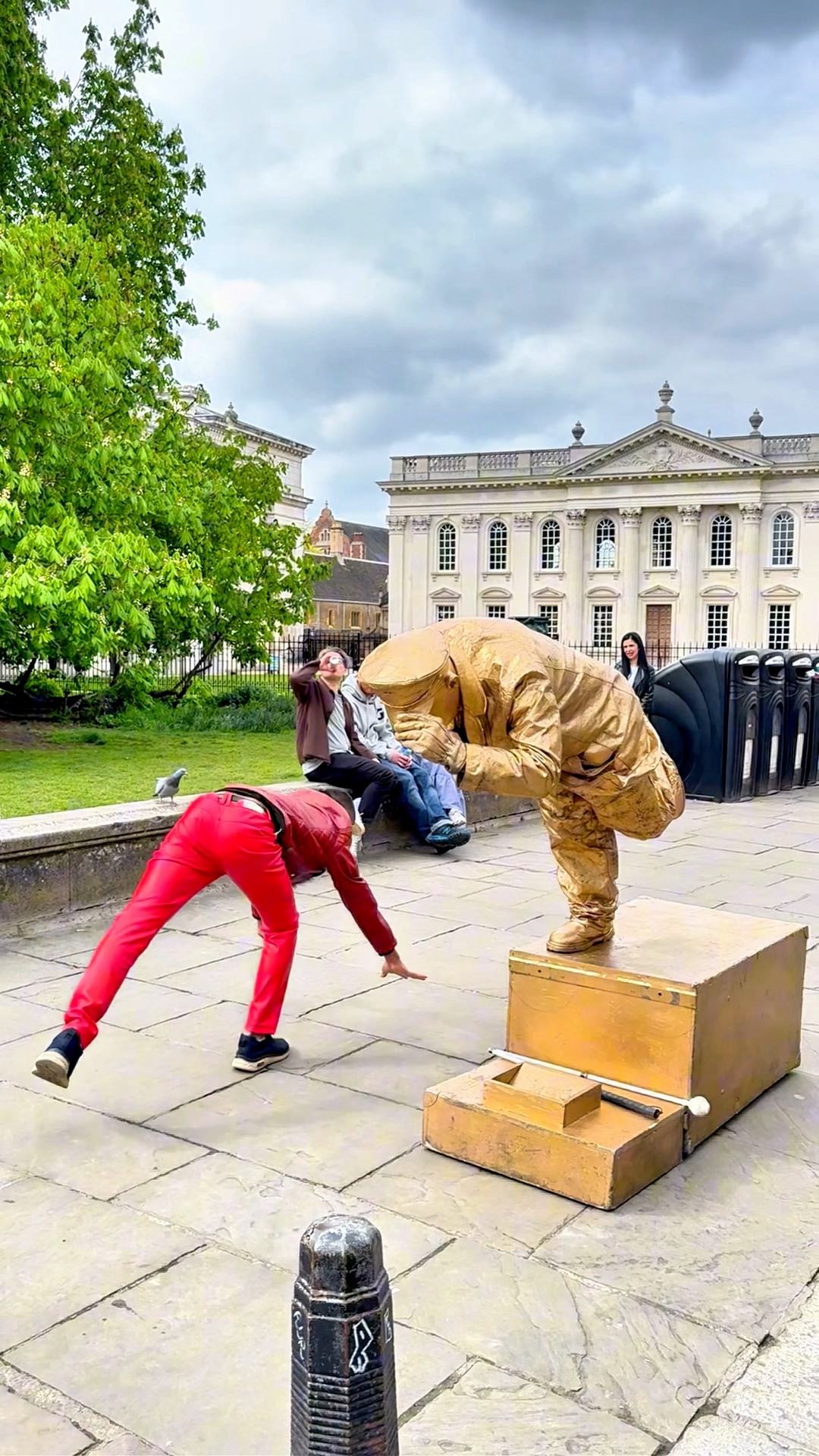 Fun time #livingstatue #londonlevitatinggoldman #levitating #floating # ...