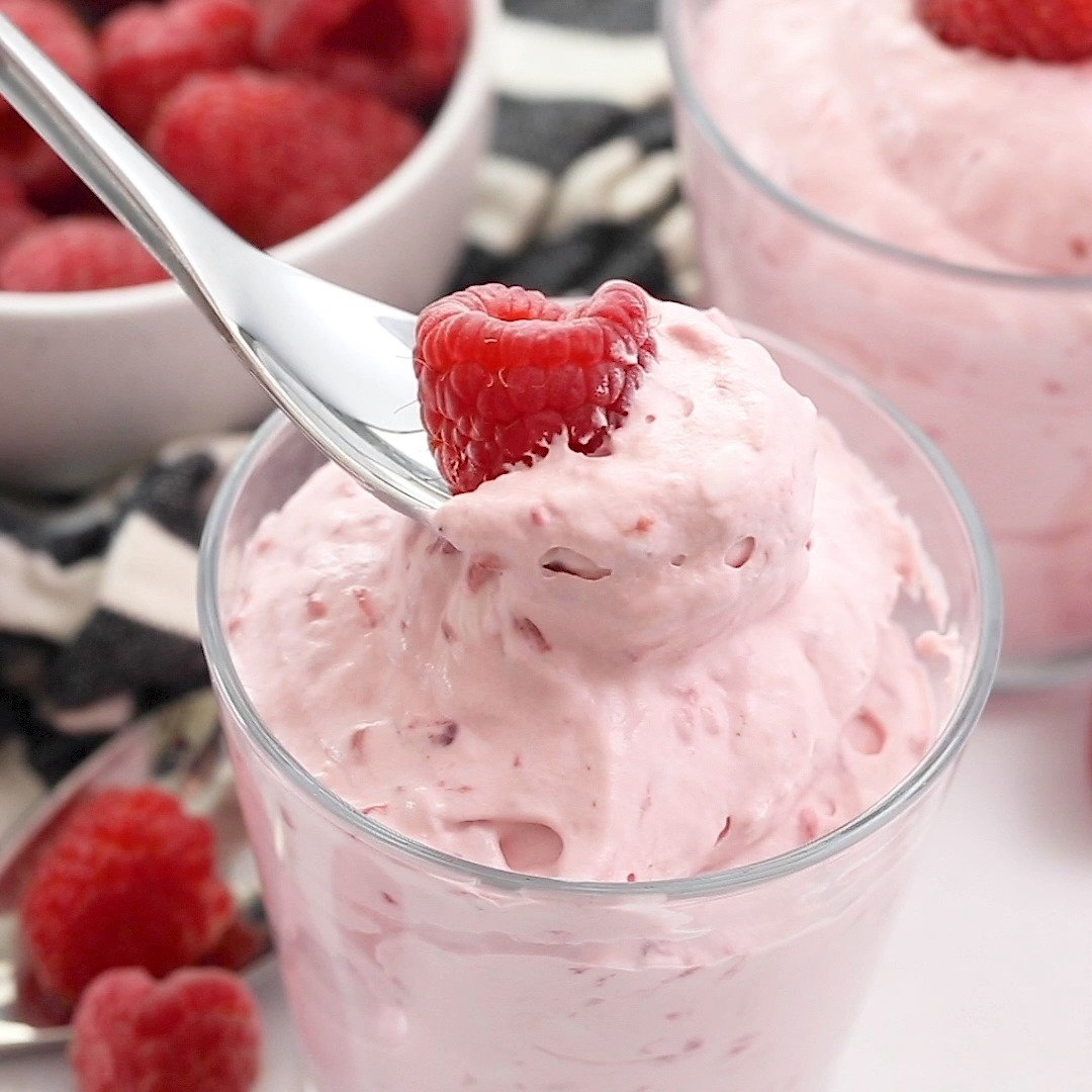This creamy keto raspberry cheesecake mousse needs just 5 ingredients ...
