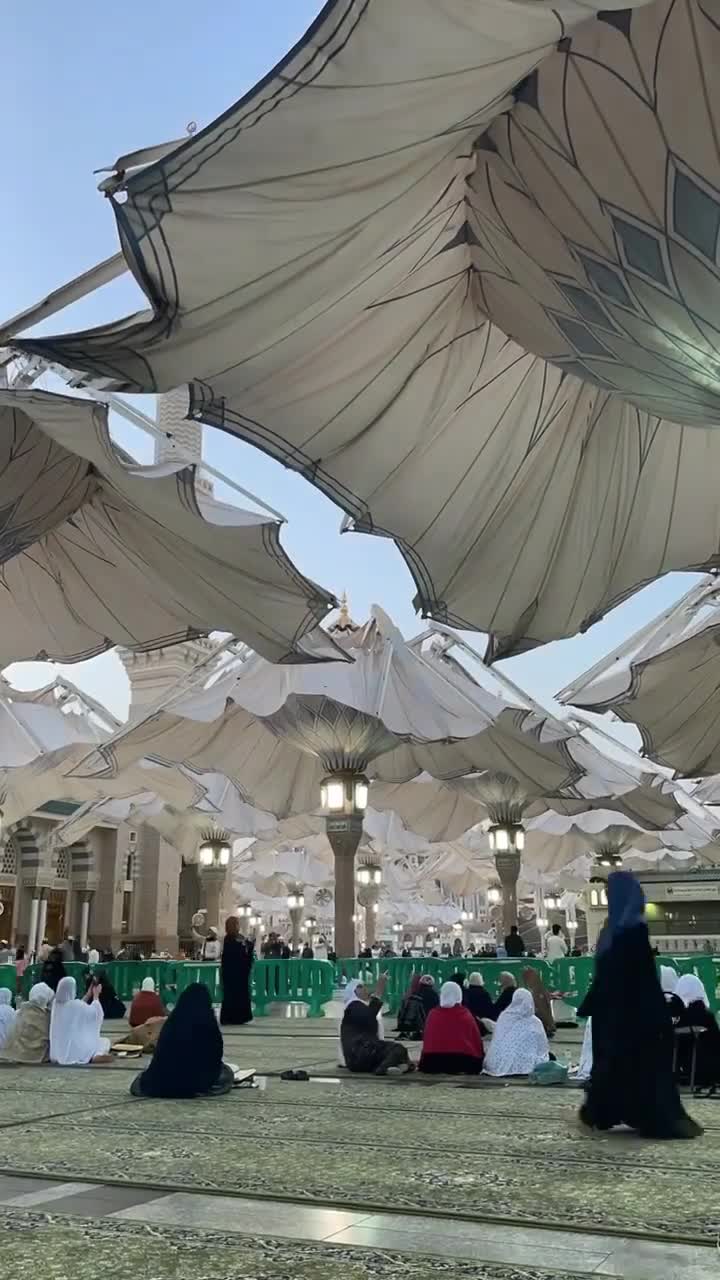 Smart kinetic umbrellas installed in the Prophet Mosque in Saudi Arabia ...