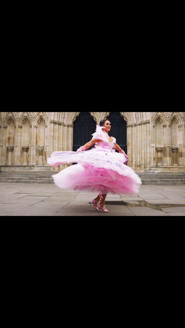 Have you ever seen such a spectacular first dance? 🪩 This was the ...