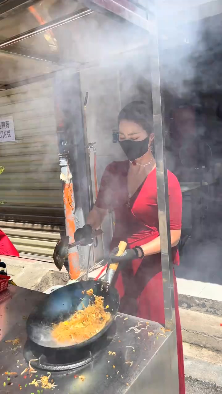 近日，武漢街頭一女子炒粉，無懼高溫酷暑，動作干練，打扮優雅得體，眼神犀利，你們有吃過她炒的粉嗎？ | 唐应炒粉姐 | Facebook
