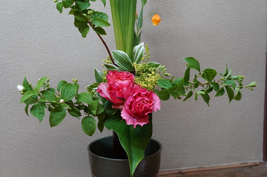 いけばな嵯峨御流の荘厳華 真の真 のいけ方の動画です Youtubeにアップ