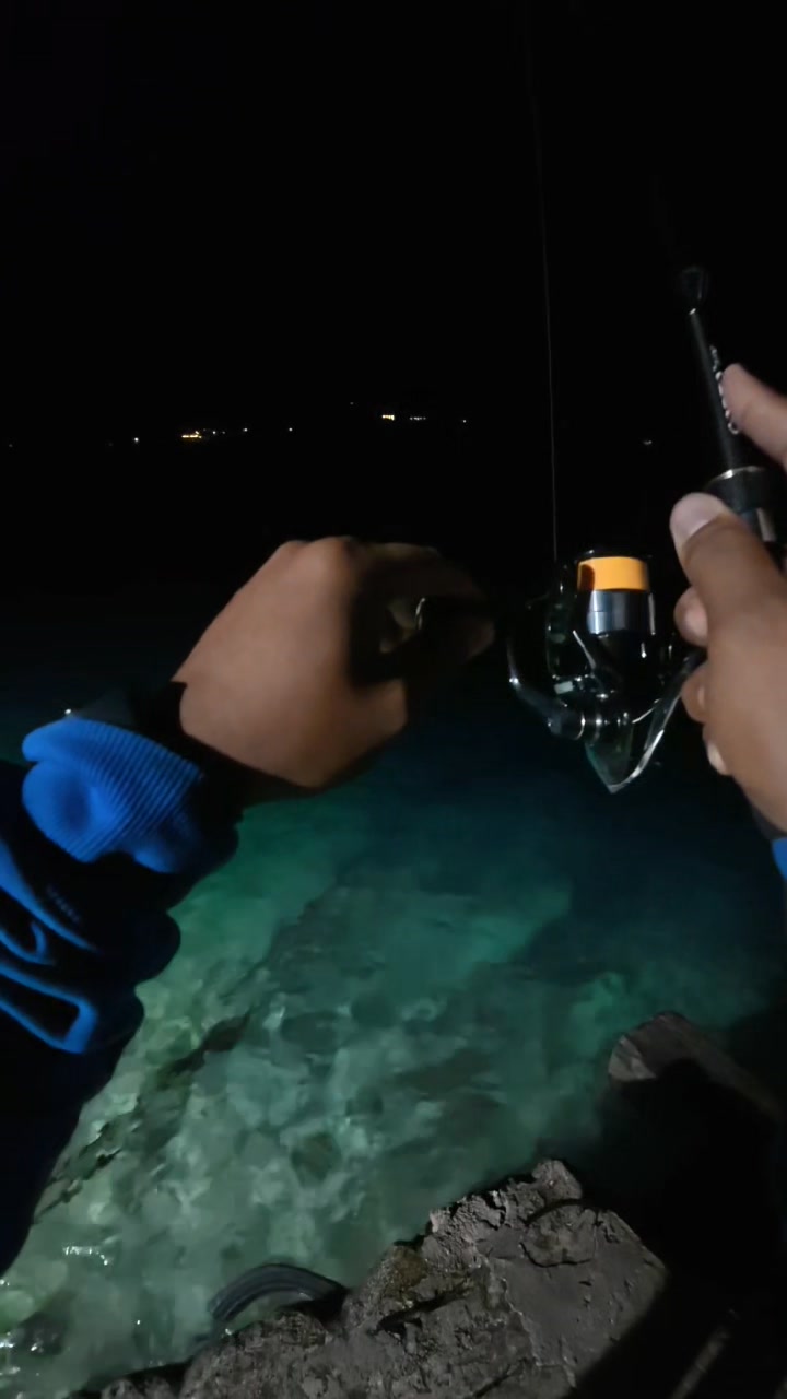 Epic fight 1kg trevally using AJING setup 🎯🎣 black out tapos lights on ...