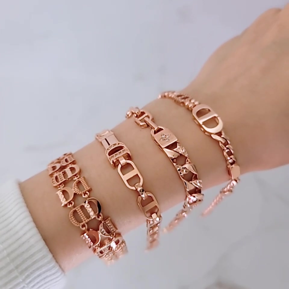 세련되고 고급스러운 #로즈골드팔찌 🧡 ㅡ두꺼운 팔찌 종류 많이 보여달라 하시는 분들 많으셔서 흔하지 않은 디자인의 따끈따끈 신상 ...