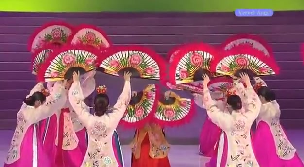 The most famous and colorful Korean traditional dance, ‘Buchaechum ...