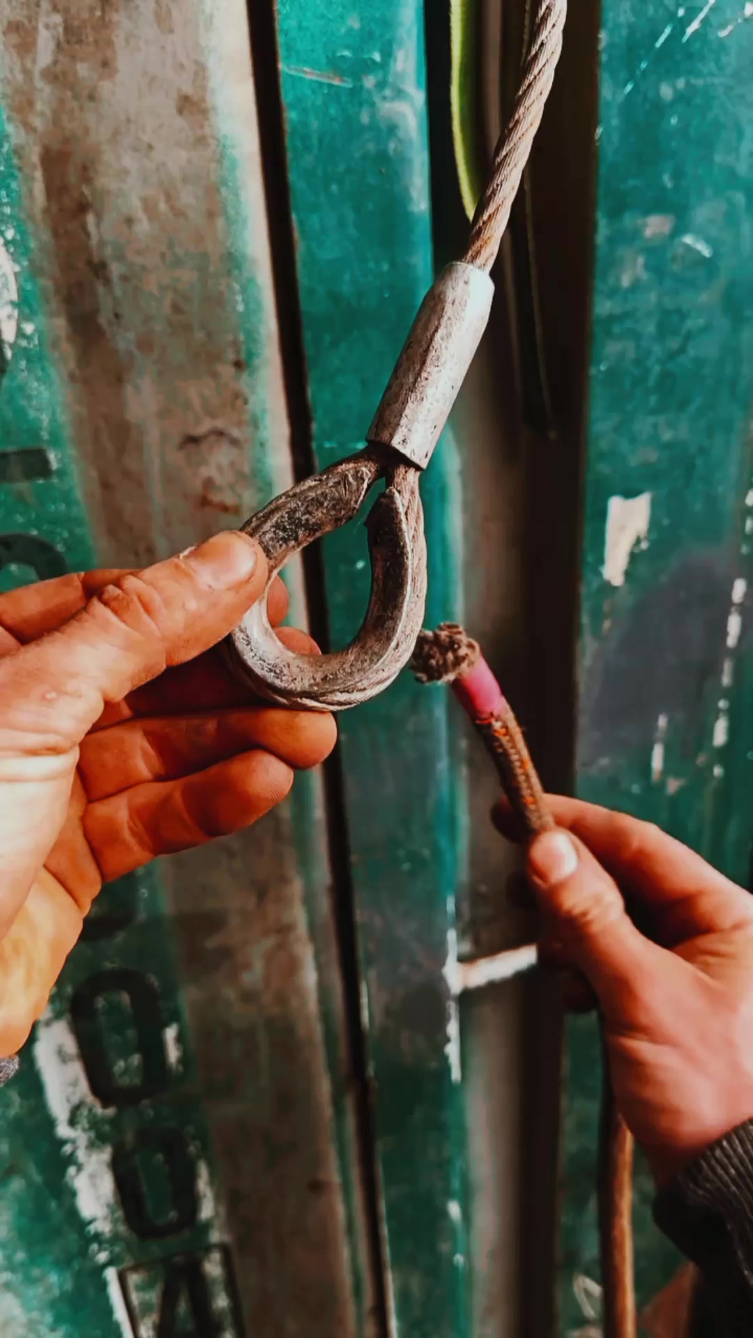 Double Becket hitch , used to fix a rope to a closed eye . I see a lot ...