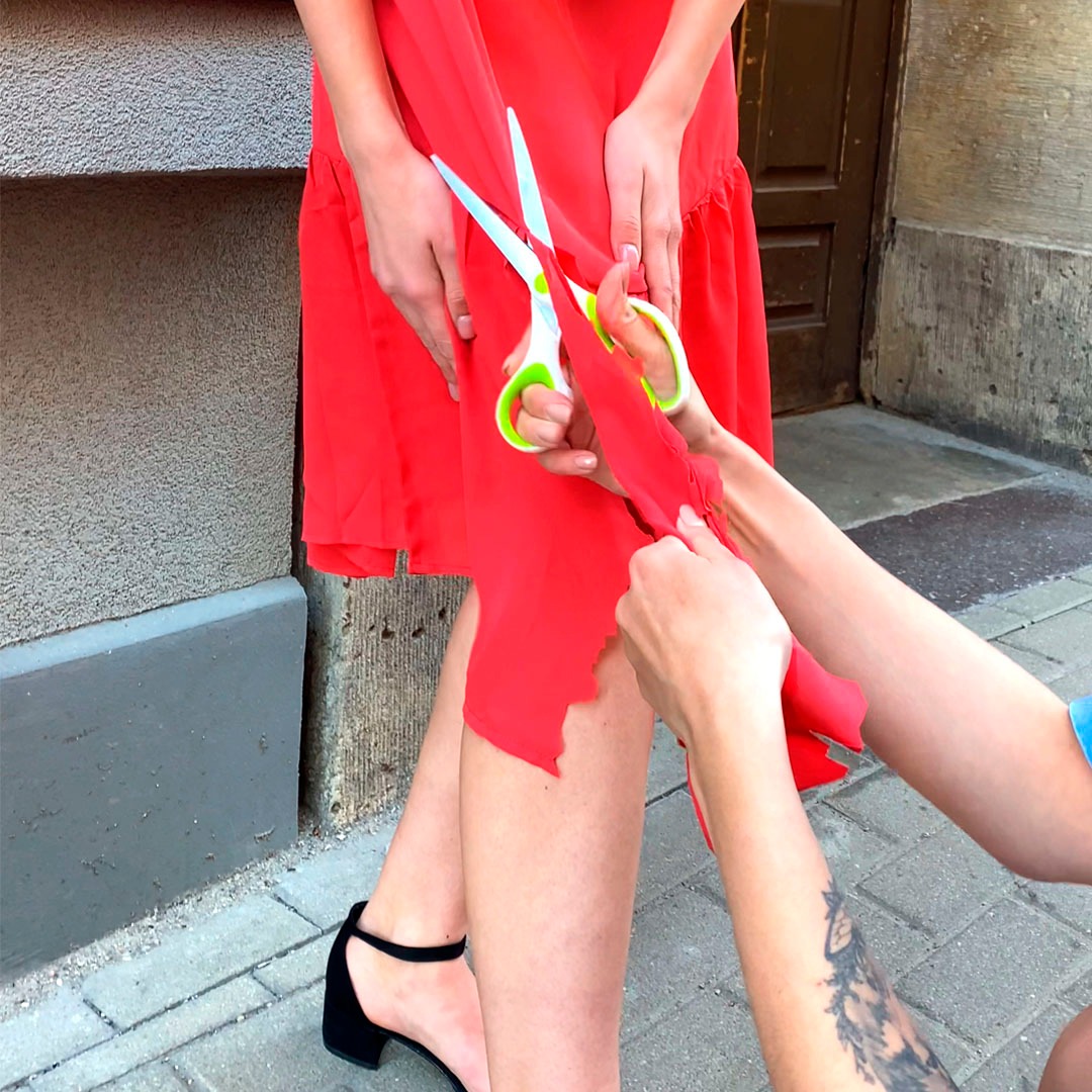Watch how 2 girls cut their clothes on public! 😳 | 5-Minute Workouts
