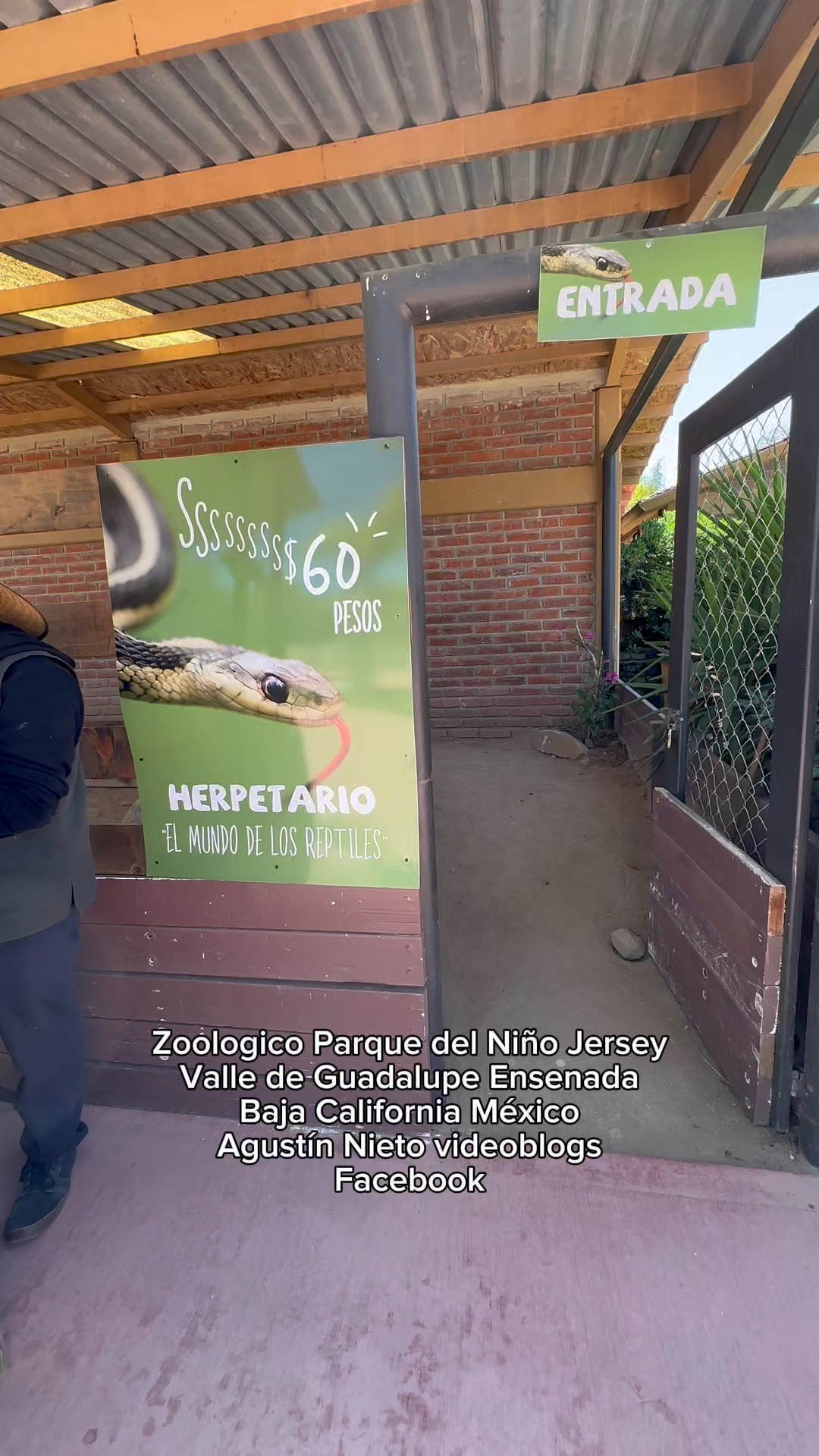 Entrando al área de los reptiles del Zoológico Parque del Niño Jersey