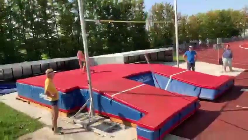 So holt man sich Gold!! Magdalena Rauter überspringt die 3 m und ...