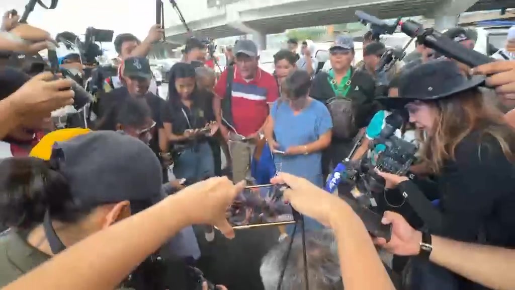 Nagtipon sa labas ng Villamor Airbase sa Pasay ang mga taga-suporta ni ...