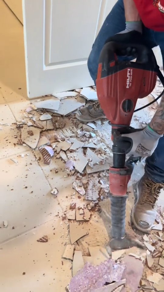 - DUST-FREE TILE REMOVAL MADE EASY 🔥💪 ...