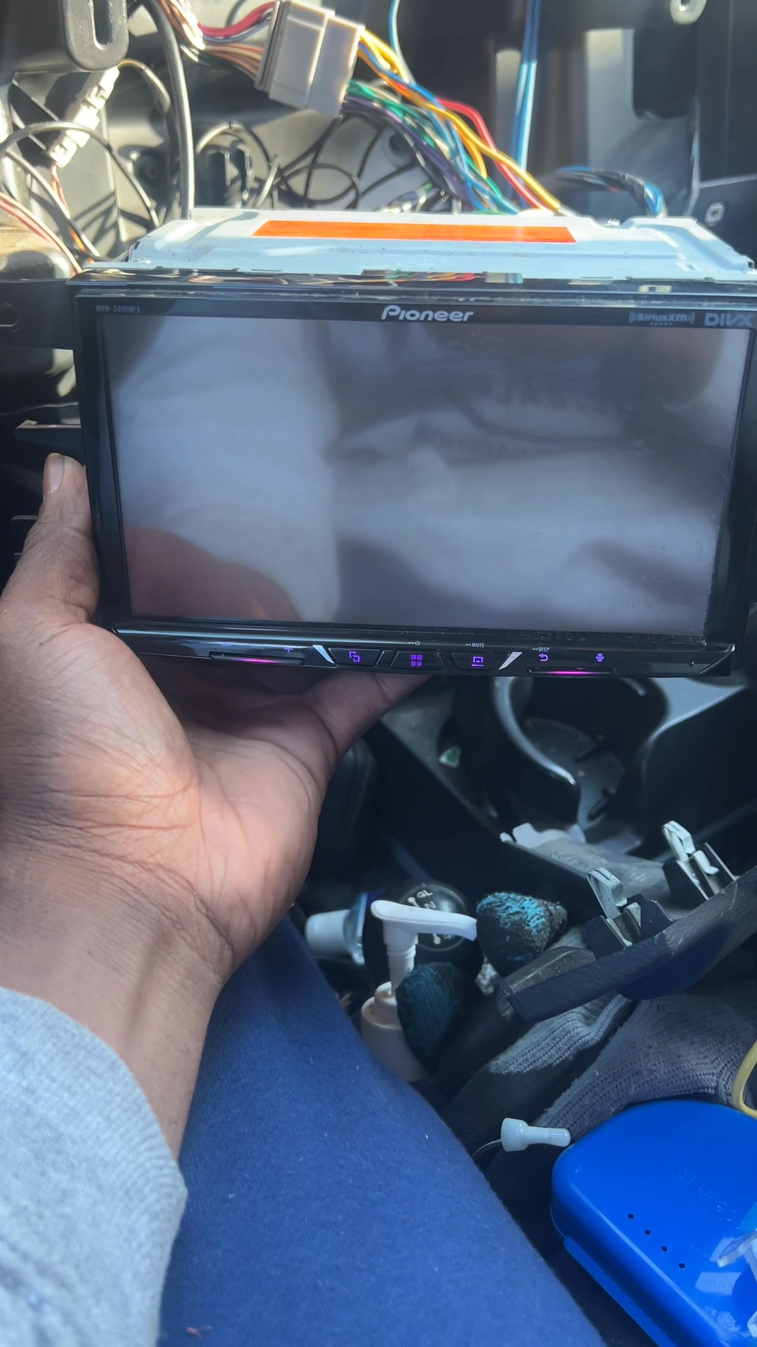 Head Unt s a Poneer AVH-2440NEX. New to wrng thngs where exactly