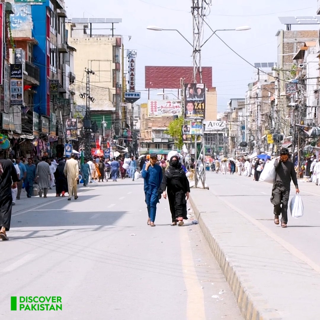 راولپنڈی کے تاریخی راجہ بازار کی رنگینیاں۔۔اینکرکادکانداروں کے ساتھ خوب ...