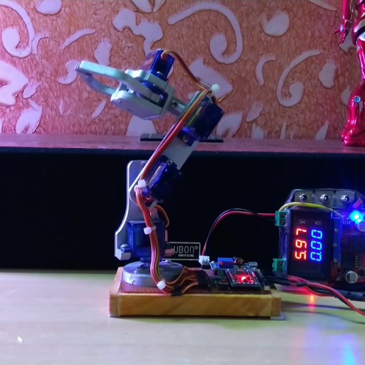 Cheap servo's, some voltage regulators and an arduino = 💃🕺Dancing robo ...