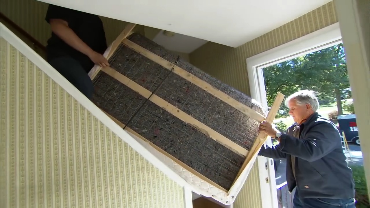 🛏️📦 Tight squeeze? No problem! Here’s how to maneuver a box spring up a ...
