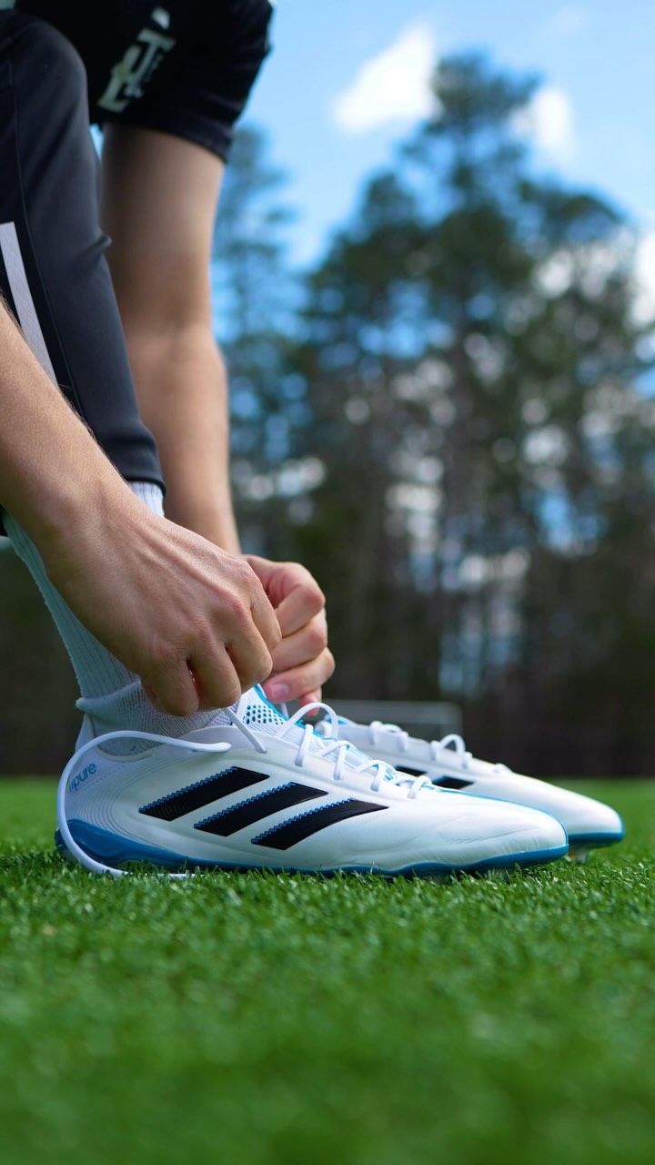 シューズ Copa 11 pure Lacing up the adidas Copa 11 Pure, the smoothest touch in the game