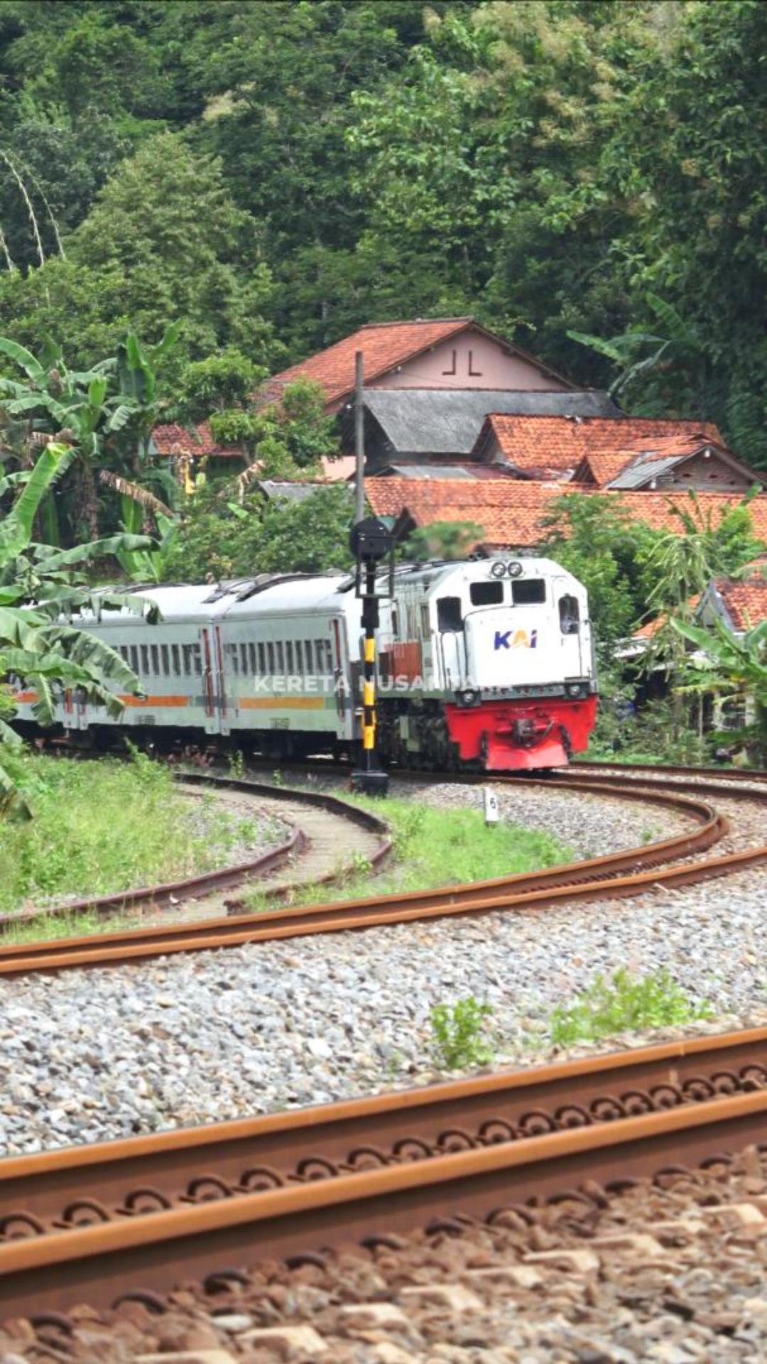 KA Bangunkarta persiapan memasuki Terowongan Notog #railway #railroad # ...