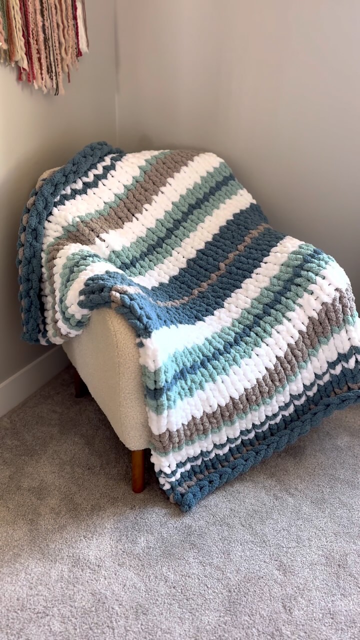 How pretty is this color phasing yarn? Comment “yarn” if you’d like me ...