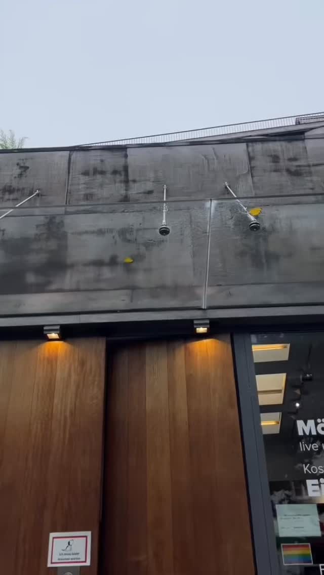 „Hier siehst du pure Begeisterung in freier Wildbahn. Heute imAngebot: Sofas, Sessel und eine Mitarbeiterin, die absolut freiwillig vor Kamera steht. Lächeln? Wird nachgeliefert.“😁📦, #home24