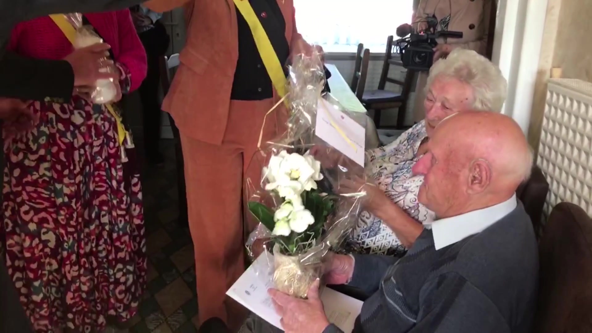 75 (!) jaar getrouwd en nog steeds doen ze alles samen, dat verdient ...