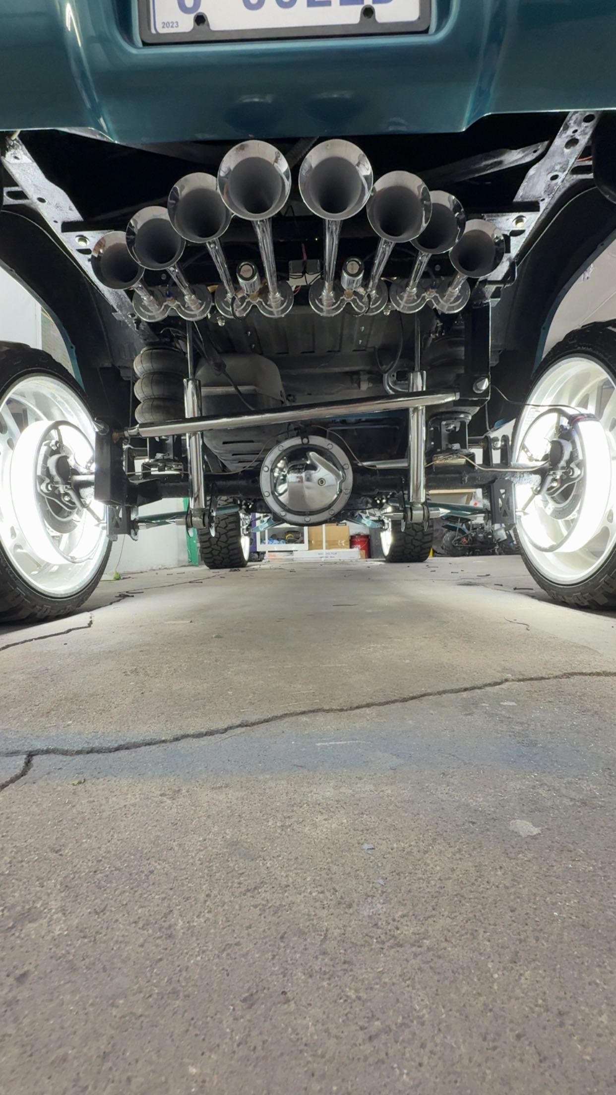 The basics of bagging the rear end of a truck with 3 link #obschevy # ...
