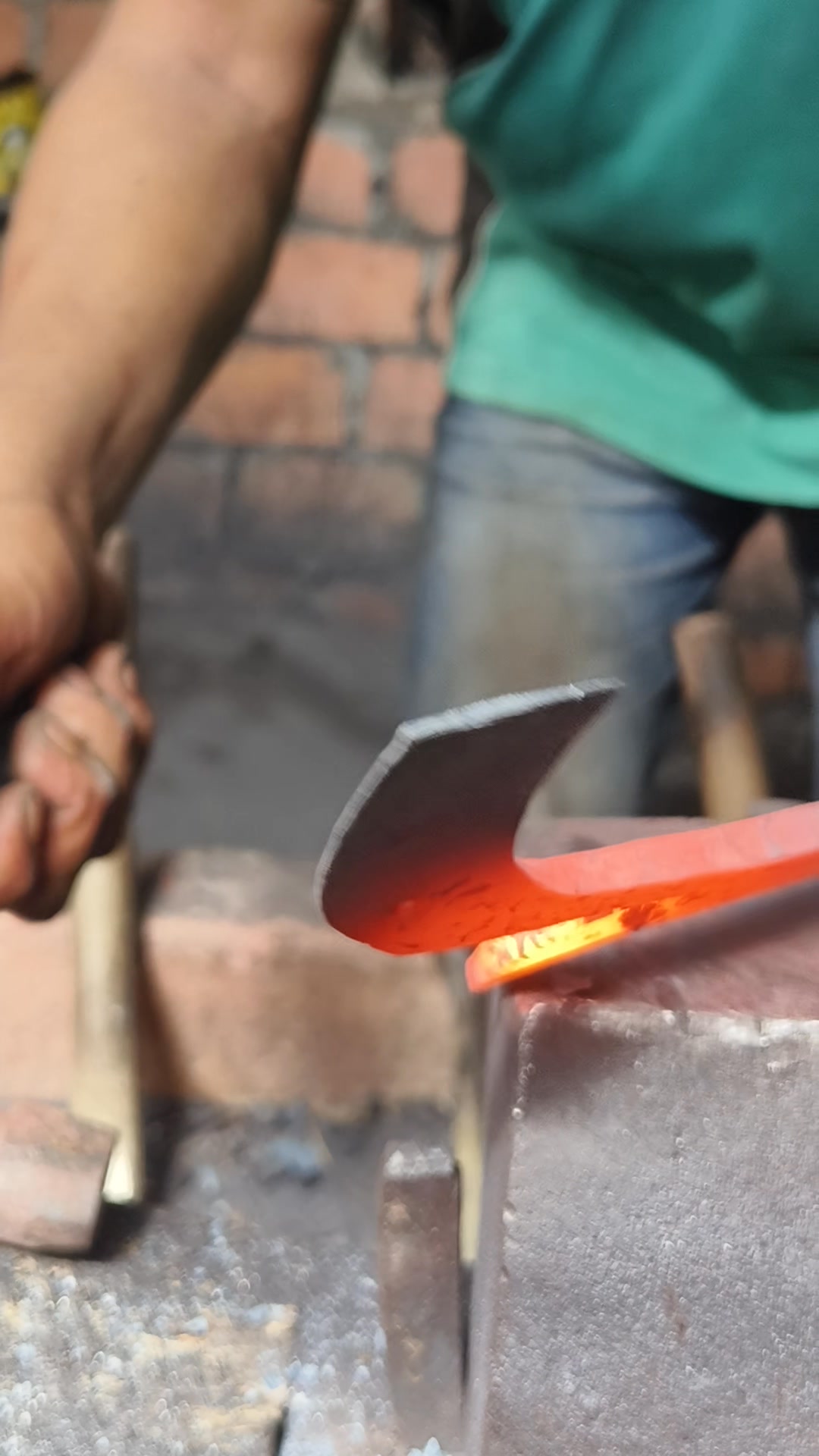 Traditional Chisel Making Process #blacksmithindonesia #kerajinantangan ...