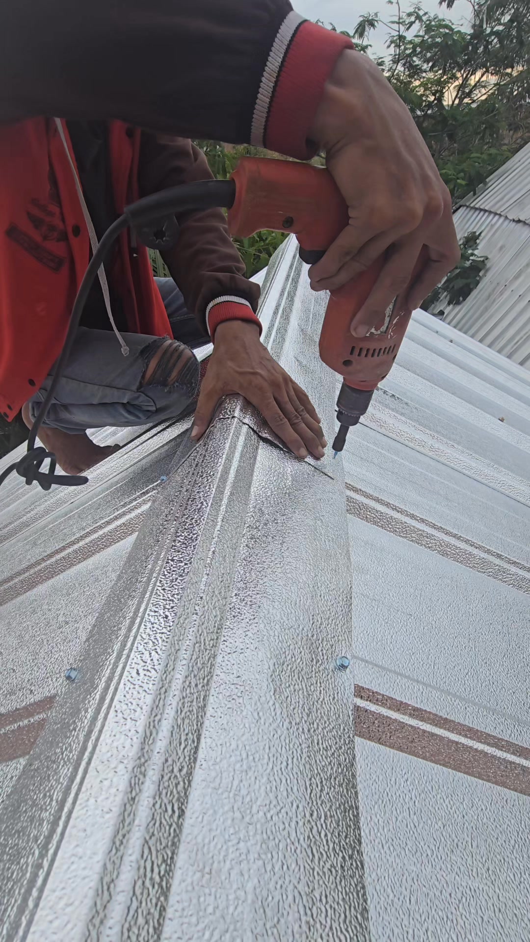 installing the ridge #builder #diy #counstruction #roof | Suryono baja ...
