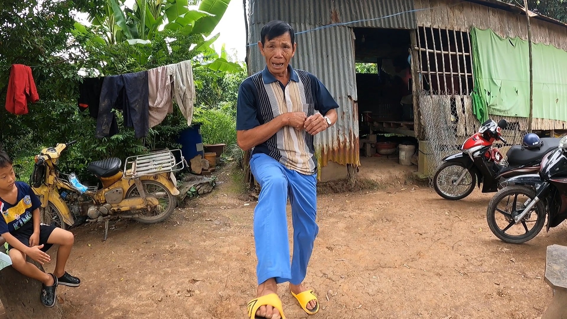 Ông lão coi vườn mít chỉ luyện bộ pháp, đơn giản mà thực chiến ...
