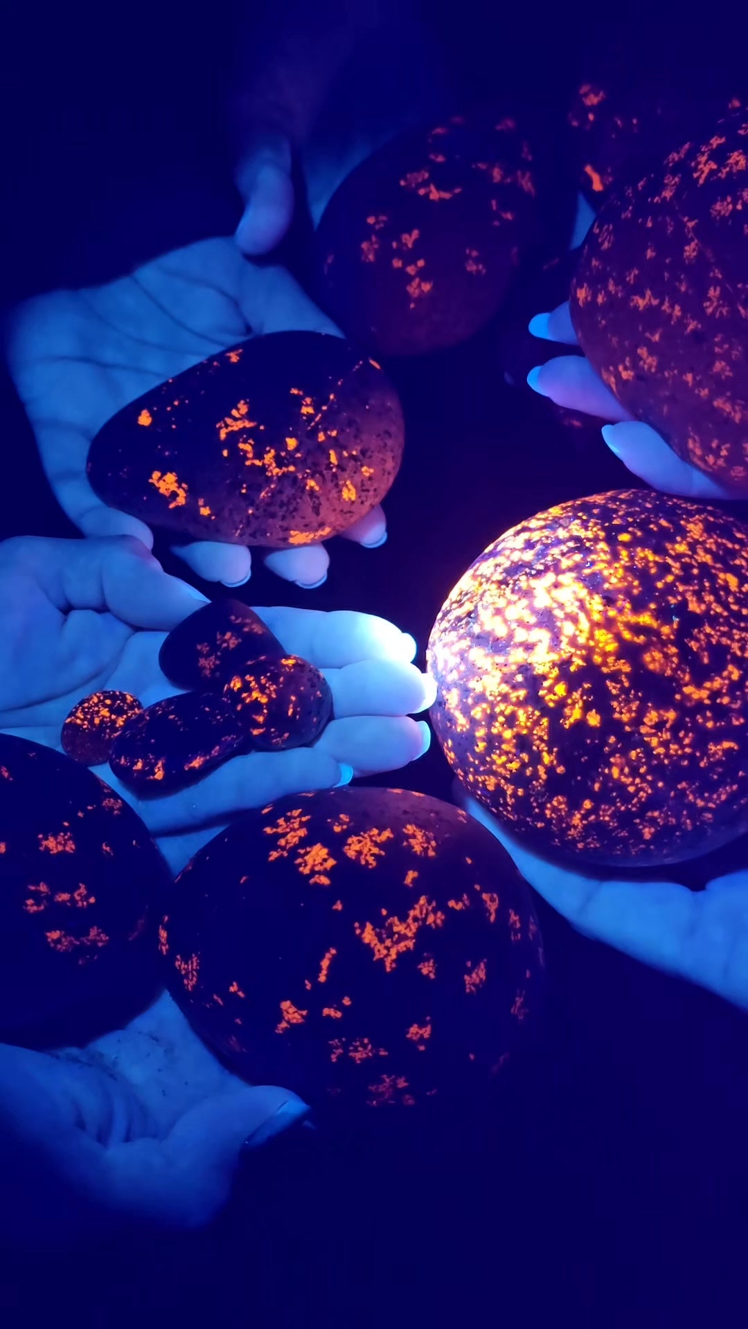 Yooperlites! Bingo! Fluorescent minerals found on Lake Superior in ...