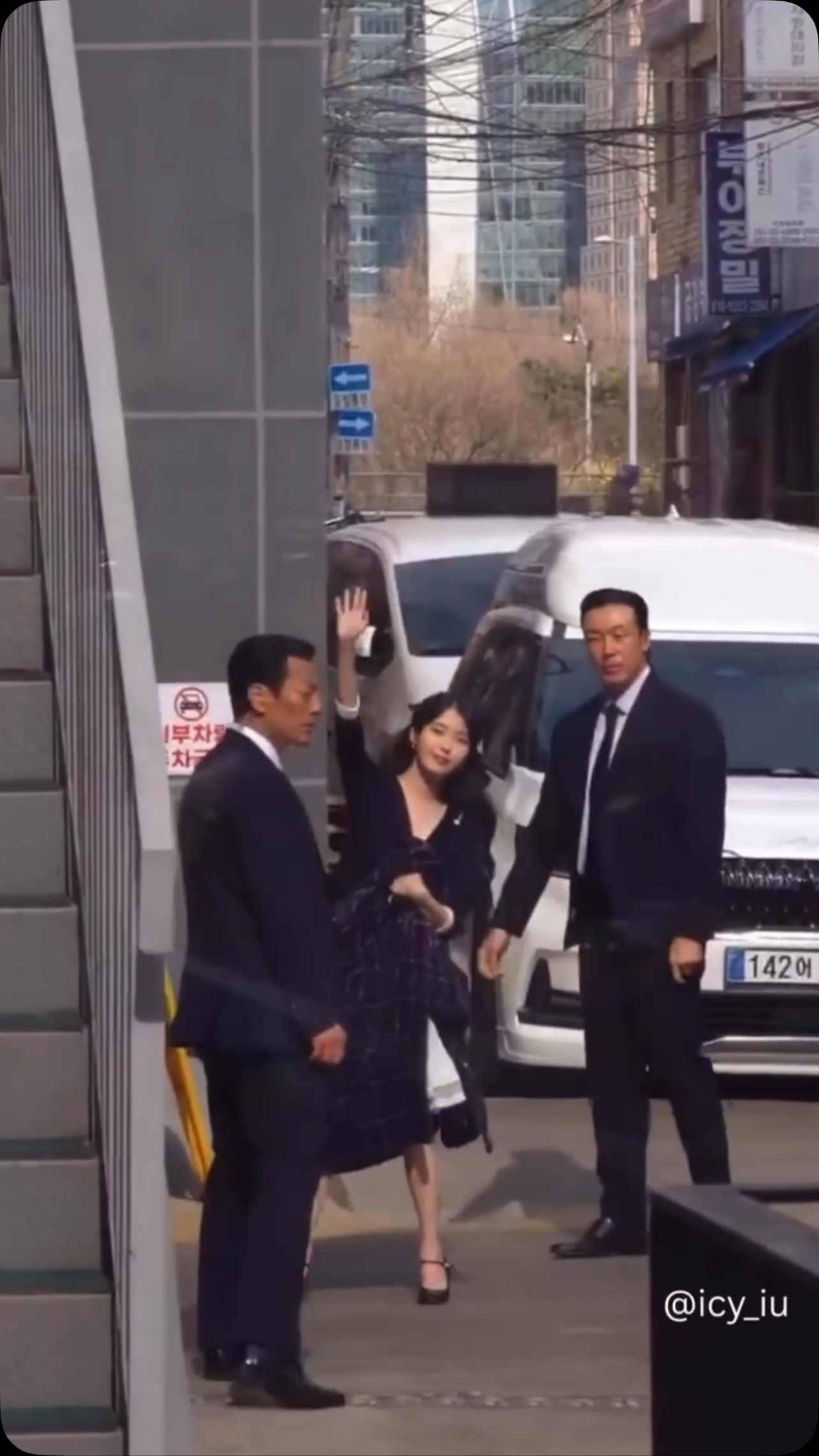 Our lovely IU receiving flowers 🌹🌻 . . . . . For more IU updates 👇🏻 🐥 ...
