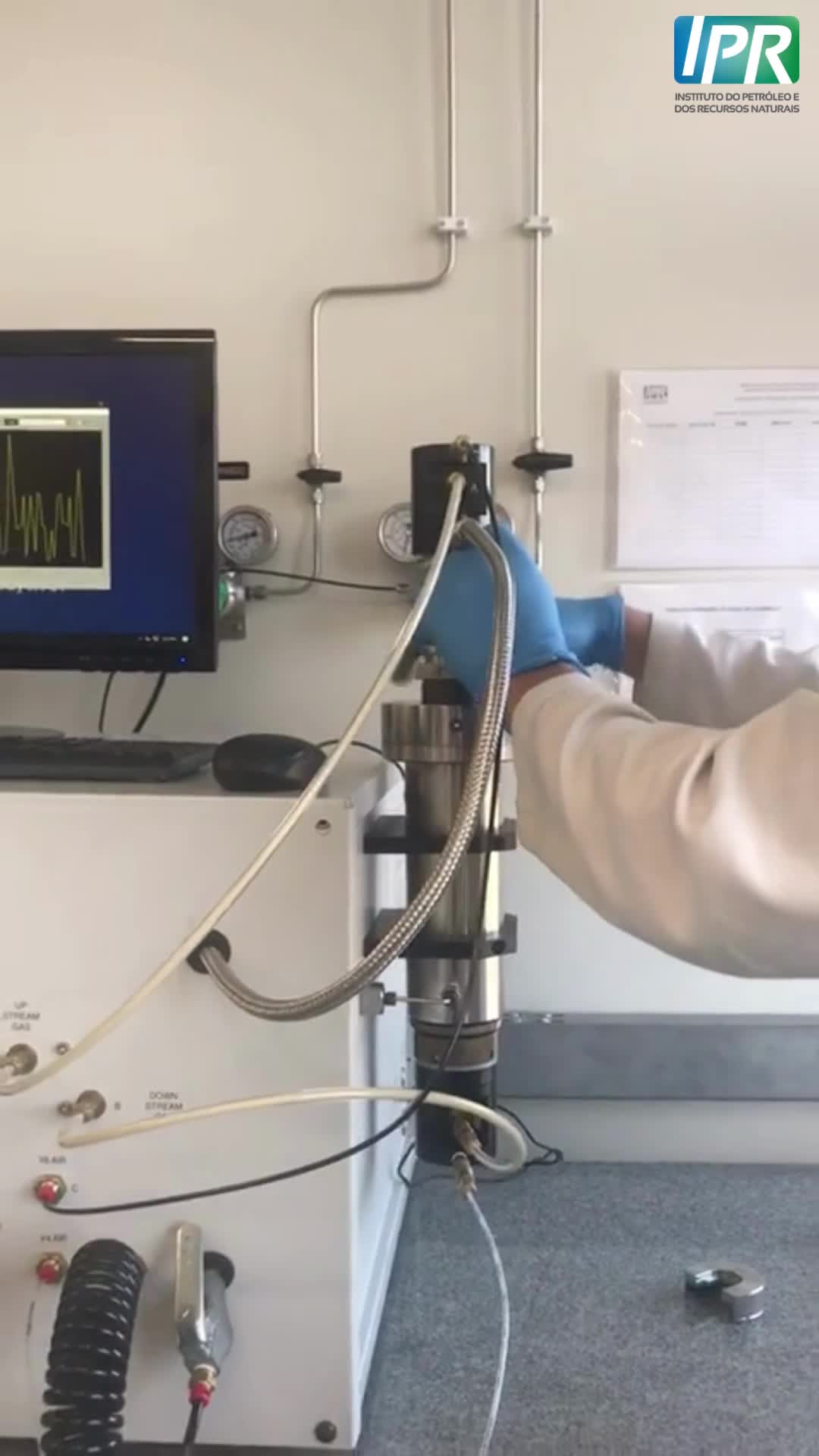 O porosímetro/permeâmetro AP-608 da Coretest é utilizado para medir a ...