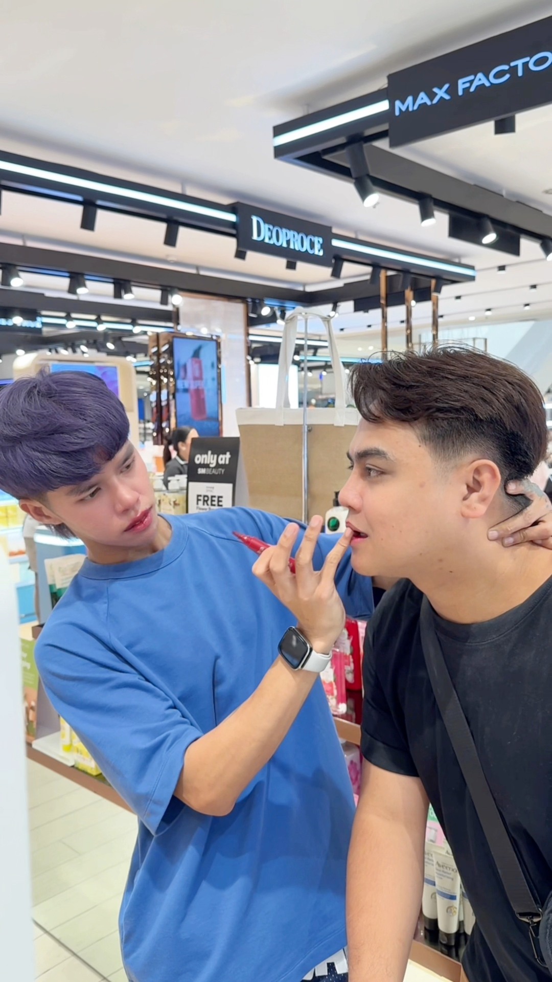 BEFORE BUYING MAKEUP , TRY MUNA NG TESTER BAGO BILI HANGGANG MAKAGAWA ...