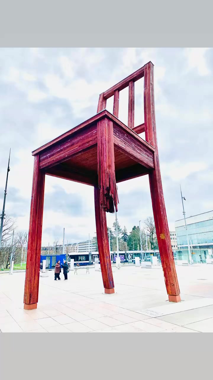 The Broken Chair at Place in Geneva is the work of sculptor Daniel