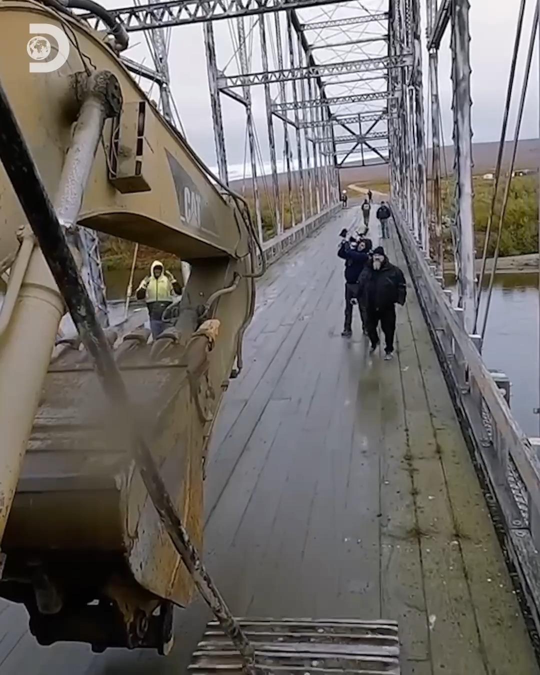 The Hoffmans take a huge risk by transporting their excavator over a ...