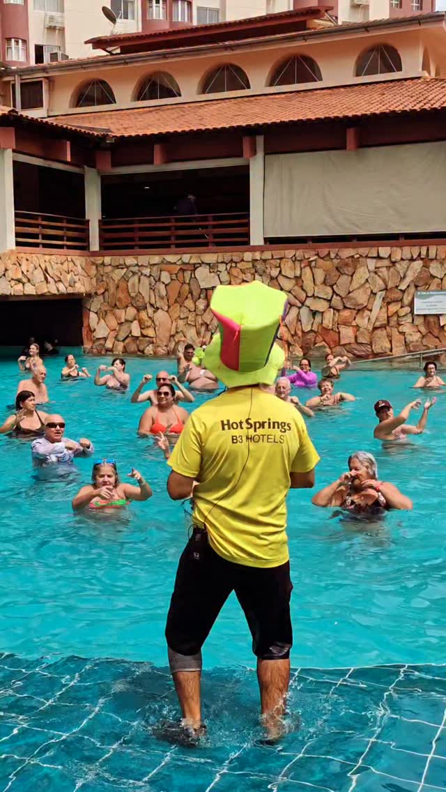 Fica amor ️ ️ ️ mais uma dancinha da hidro de hoje aqui no Hot Springs ...