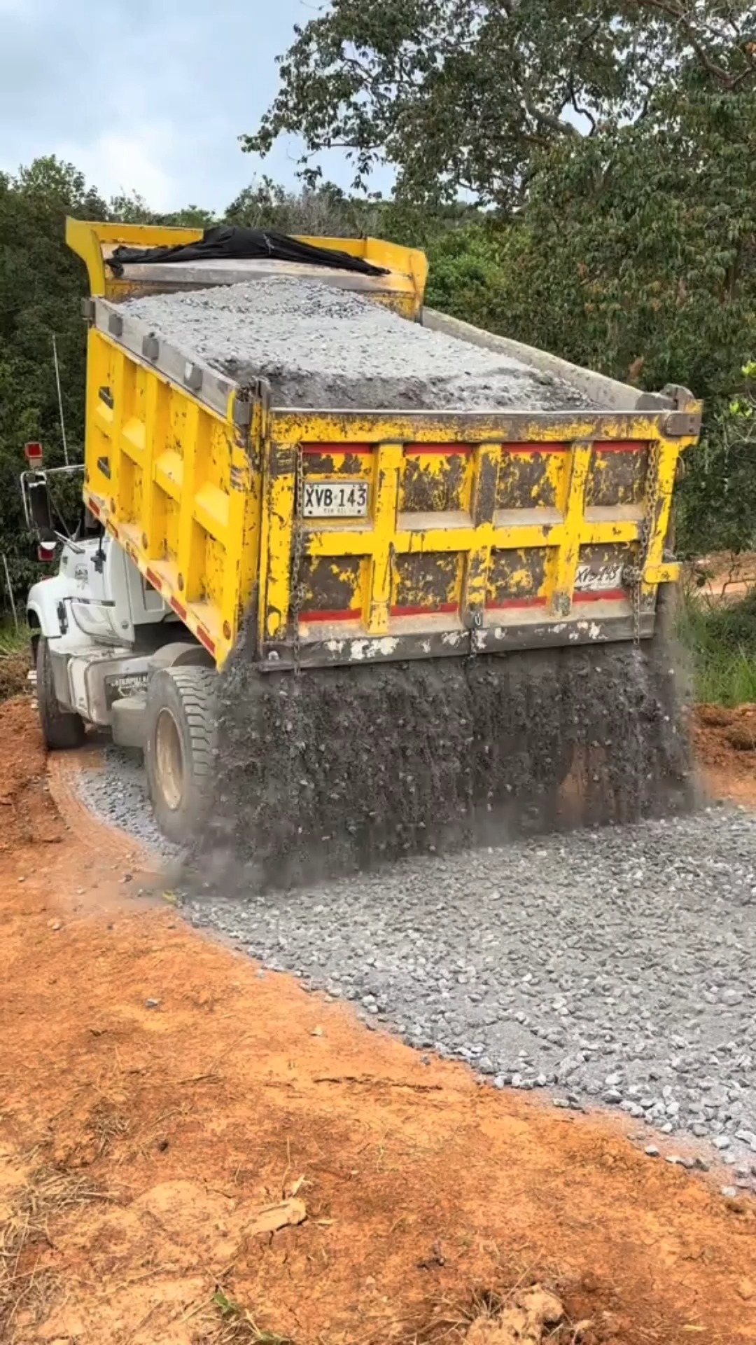 Operacion perfecta al derrame de ripio #trucks #diesel #motor #volqueta ...