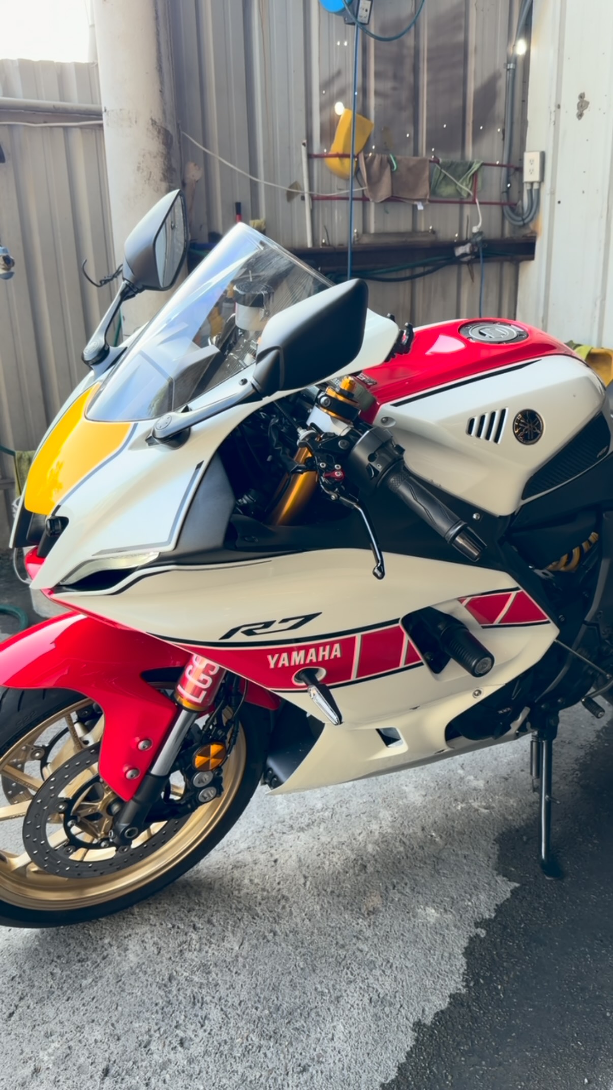 看完MOTOGP回來上班第一天‼️ 看到公司剛收回來一台R7 原本有客人在問想買 錄影給他看的時候 自己越看越喜歡🤔 雙缸輕 好保養 重點是 ...