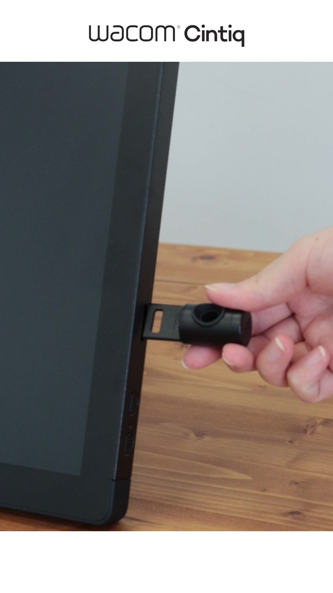 本体横にペン立て！✍ 新しい「Wacom Cintiq」シリーズは本体の左右に