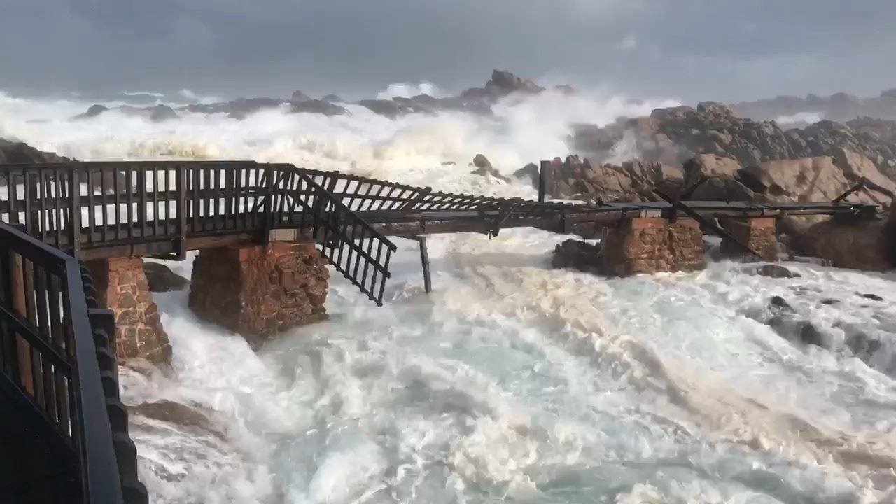 CANAL ROCKS BRIDGE DESTROYED BY SWELL 🌊 Check out this wild footage of ...