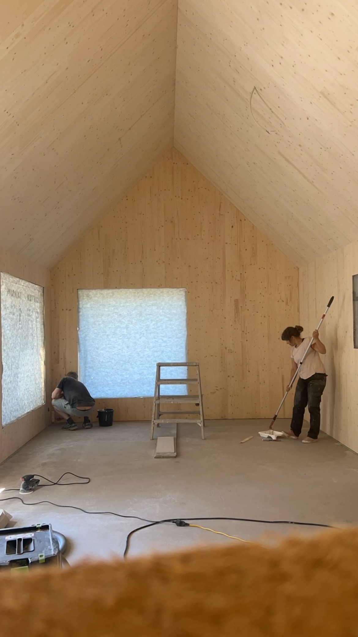 Vi följer vår plan. Framför altanen mellan trapporna har vi ritat en ...