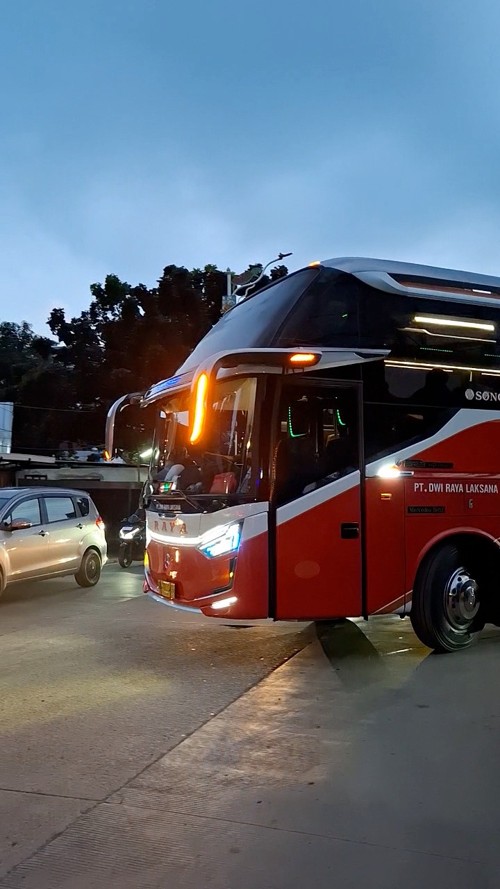 Ada yang air keluar dari sisi belakang bus raya #BusRaya #raya #BusRaya ...