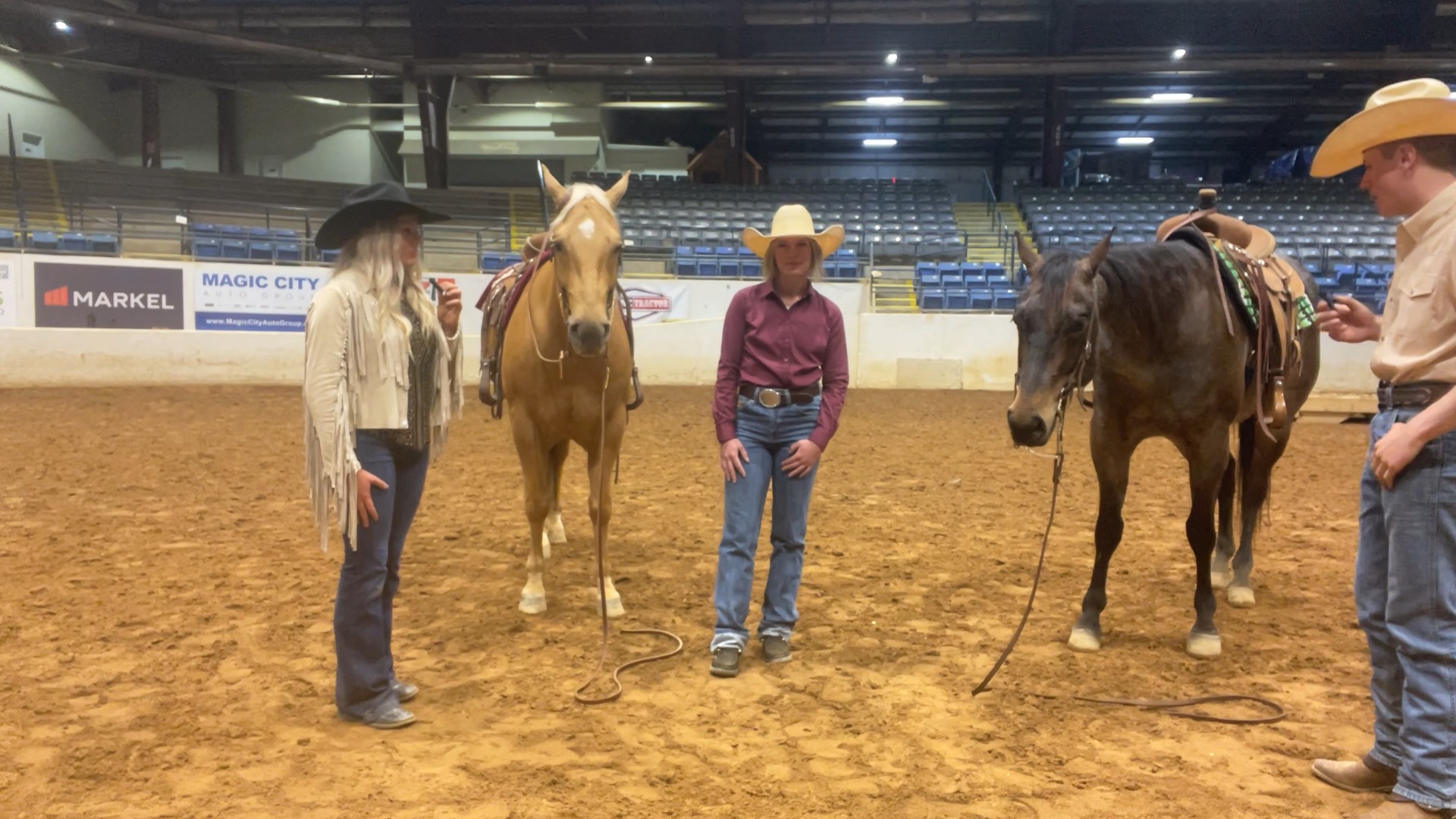 Trace Hentschel brings us two nice geldings, DM Boondoc Lenas (Hip #39 ...