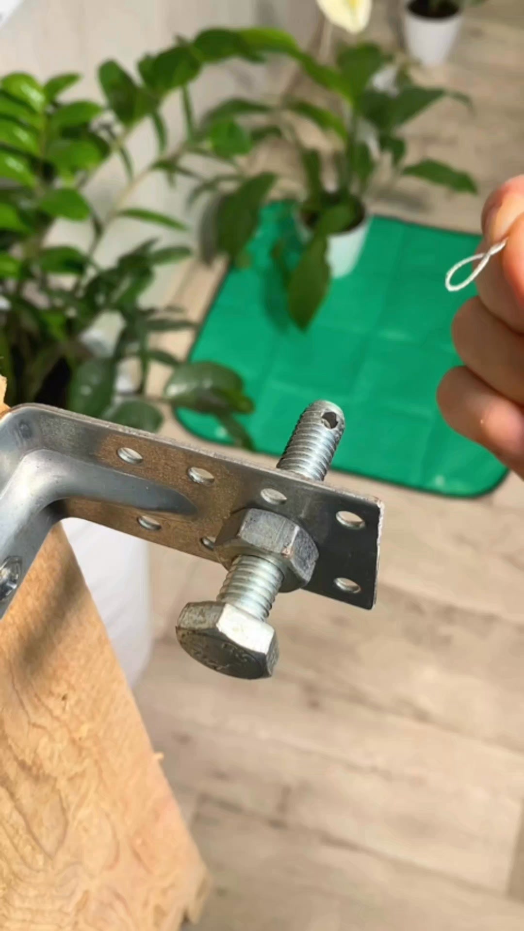 A creative idea with bolt wire and bracket 👌 #diy #wire #hack ...